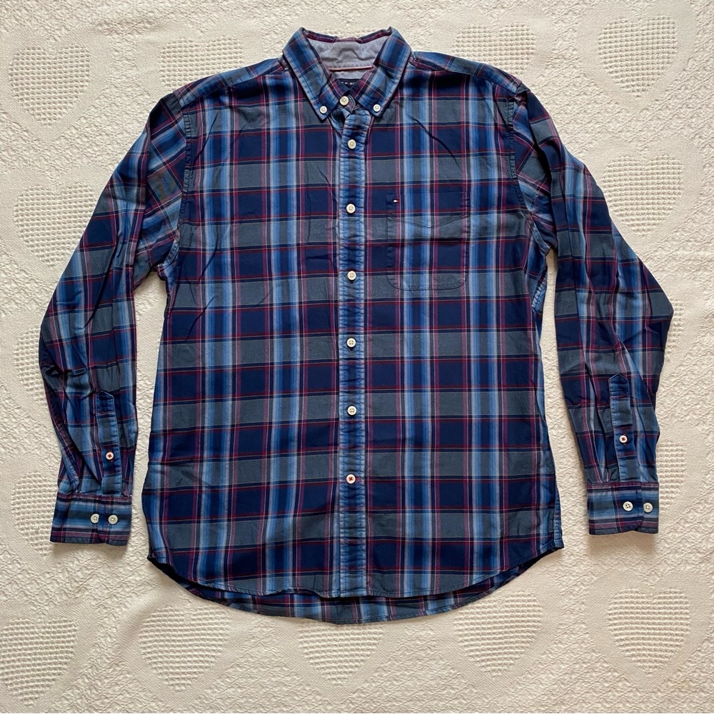 $10 or 2/$15 Men’s Tommy Hilfiger Classic Fit Button Down Shirt Size Medium
